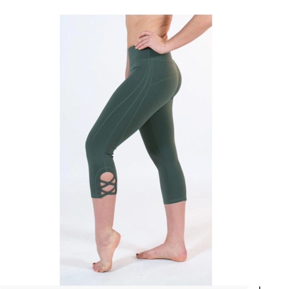 HOST PIC 🎉Forest green cropped leggings